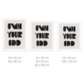 Plakat med ordsprog Own your odd | Motiverende ordsprog i sort og hvid 
