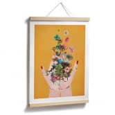 Poster Treechild - Bunte Blumen in Fridas Händen 